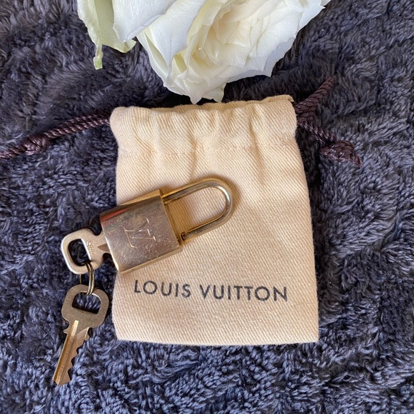 ❌SOLD ❌Louis Vuitton key padlock - Picture 2 of 4